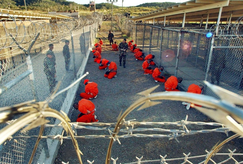 Häftlinge knien im Camp X-Ray auf dem US-Marinestützpunkt Guantanamo Bay auf Kuba (am 18.01.2002 von der US-Armee herausgegebenes Archivfoto).