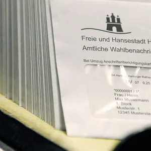 Wahlbenachrichtigungen liegen in Hamburg im Briefzentrum.