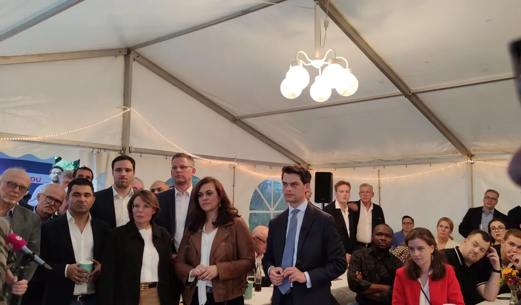 Christoph Ploß und weitere CDU-Mitglieder schauen gebannt und enttäuscht auf den Bildschirm.