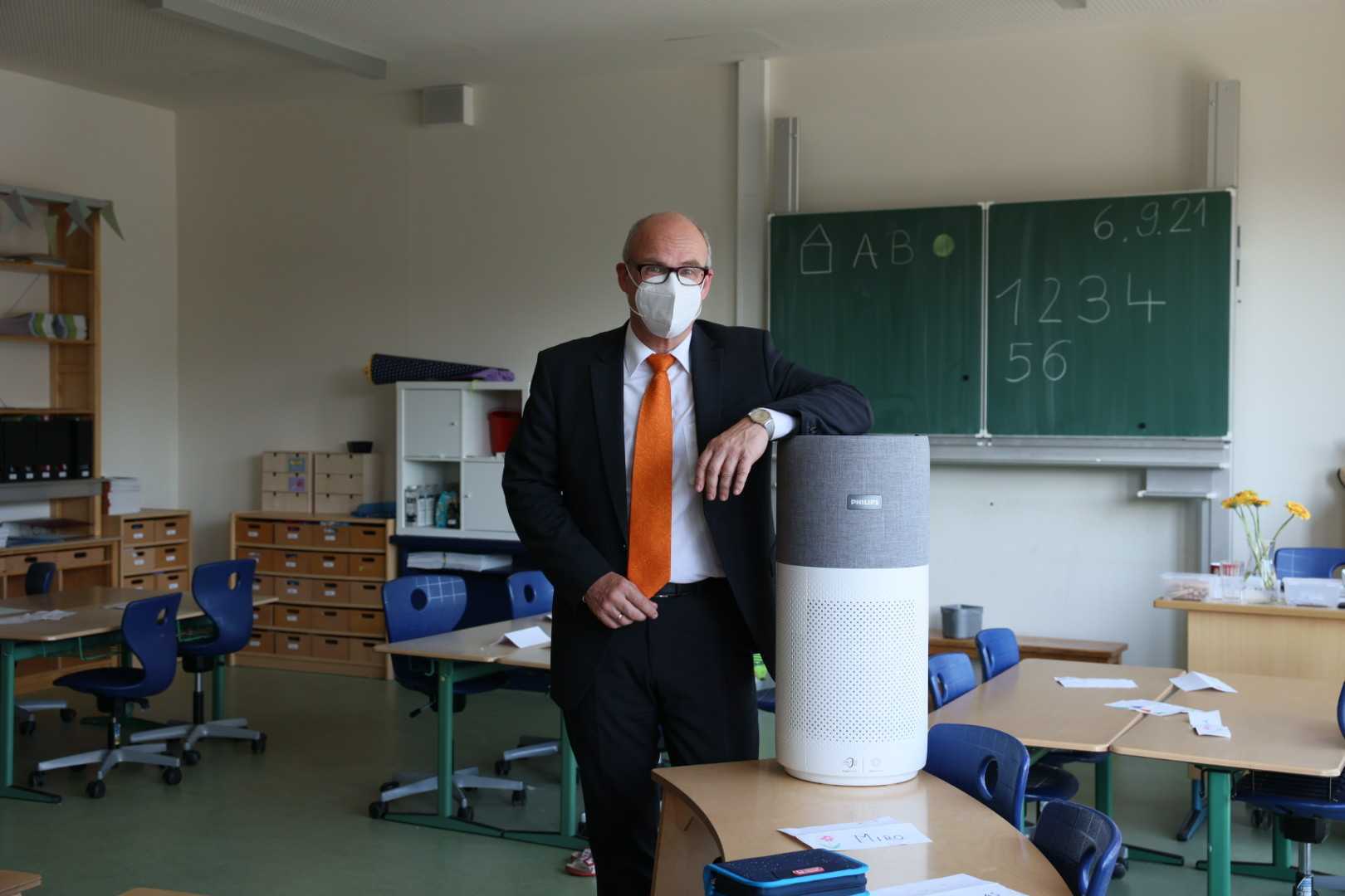 Schulsenator Ties Rabe (SPD) nimmt die mobilen Luftfilter für Hamburgs Schulen in Empfang.
