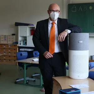 Schulsenator Ties Rabe (SPD) nimmt die mobilen Luftfilter für Hamburgs Schulen in Empfang.