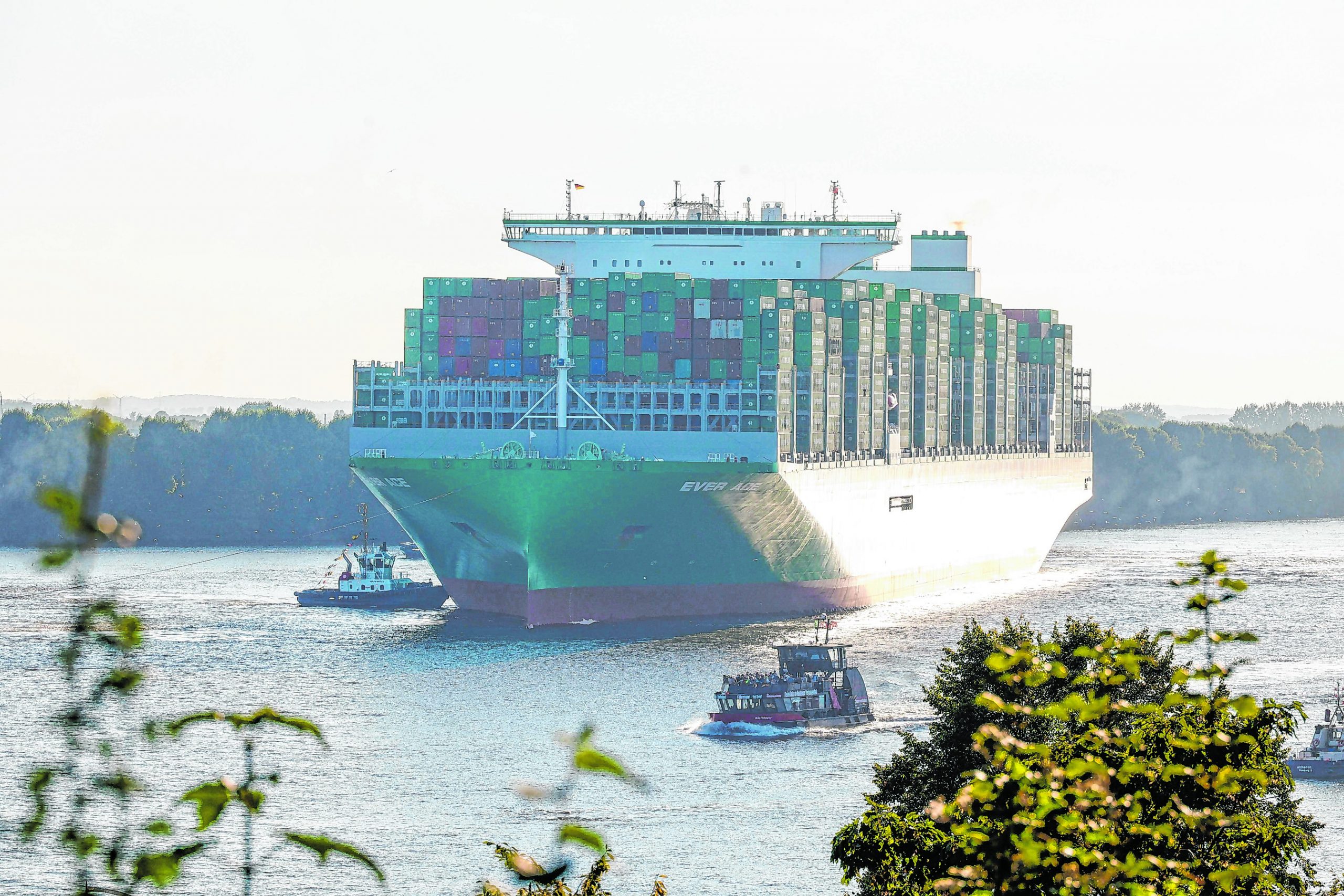 Der größte Frachter der Welt ist am Mittwoch im Hamburger Hafen angekommen.