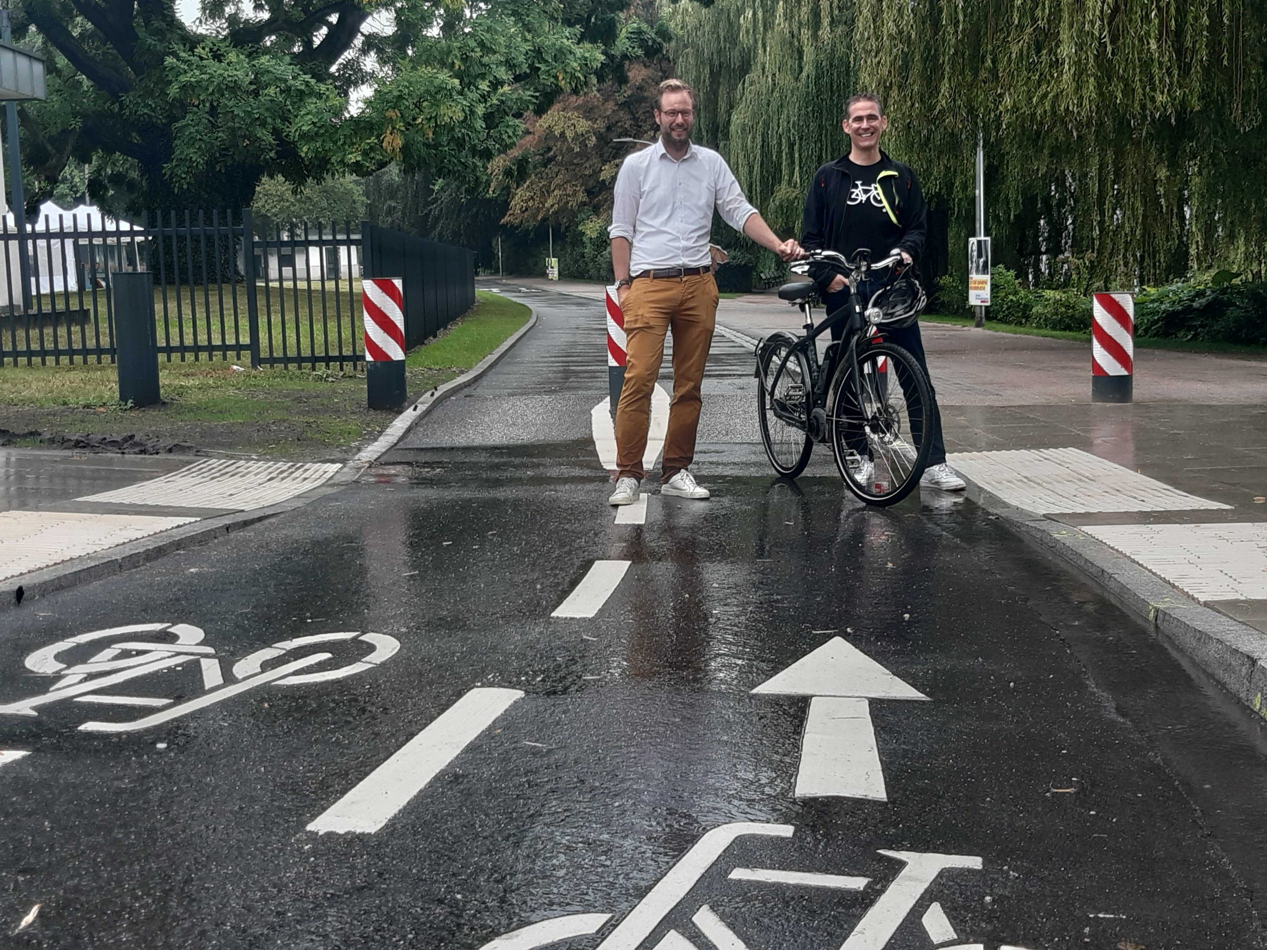 Verkehrssenator Anjes Tjarks (Grüne) und Bezirksamtsleiter von Eimsbüttel, Kay Gätgens (v.l.n.r.) eröffneten die neue Fahrradstraße „Alsterufer“.