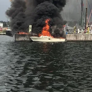 Ein Motorboot treibt brennend in Lübeck auf der Trave.