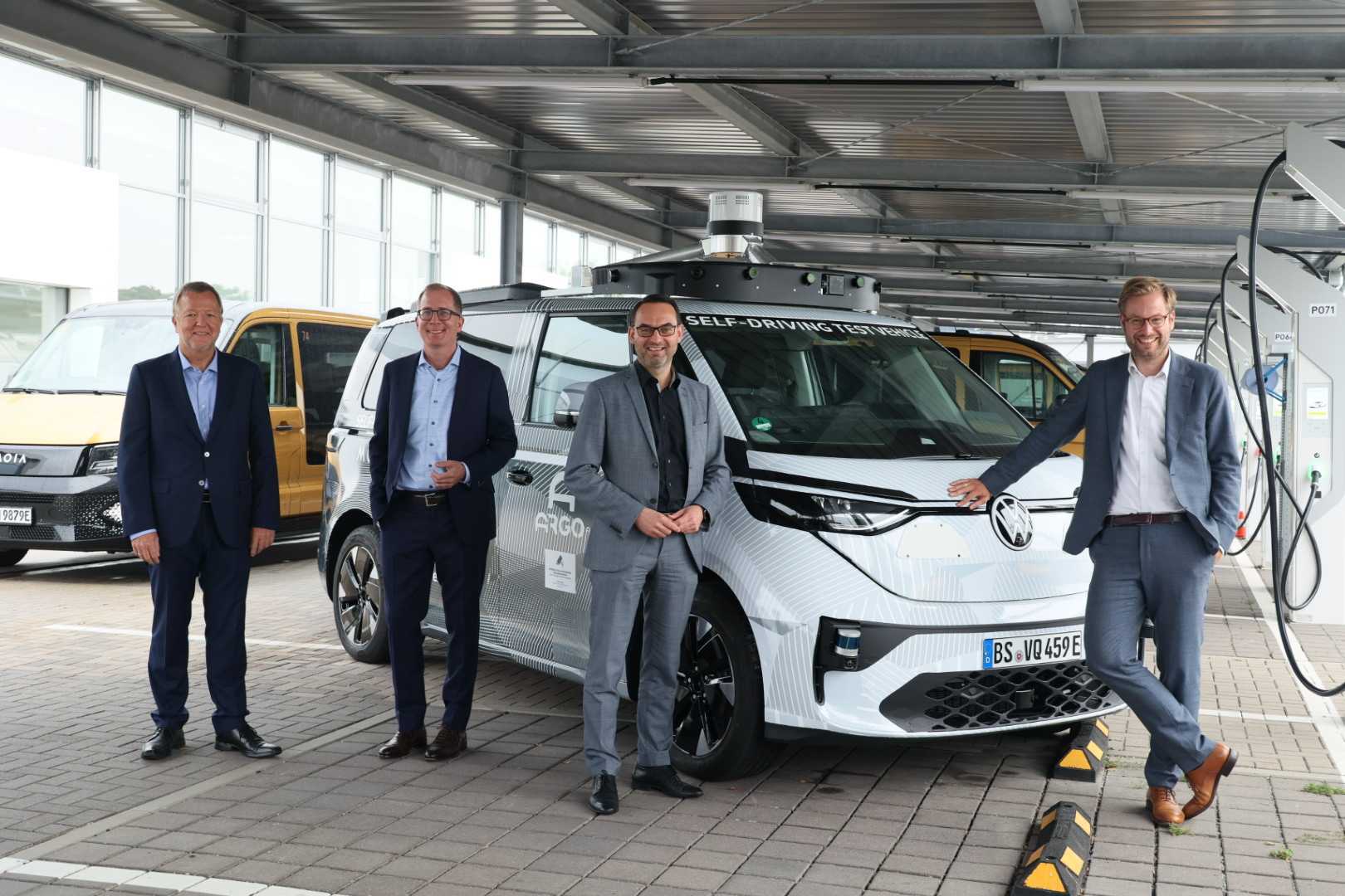 Präsentierten den neuen Prototyp fürs autonome Ridesharing: (von links) Reinhard Stolle (Vice President of Engineering Argo AI), Robert Henrich (CEO Moia), Christian Senger (Bereichsleiter Autonomes Fahren VW) und Verkehrssenator Anjes Tjarks (Grüne)