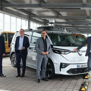 Präsentierten 2021 den Prototyp fürs autonome Ridesharing: (v. l.) Reinhard Stolle (Argo AI), Robert Henrich (Moia), Christian Senger (Bereichsleiter Autonomes Fahren VW) und Verkehrssenator Anjes Tjarks (Grüne)
