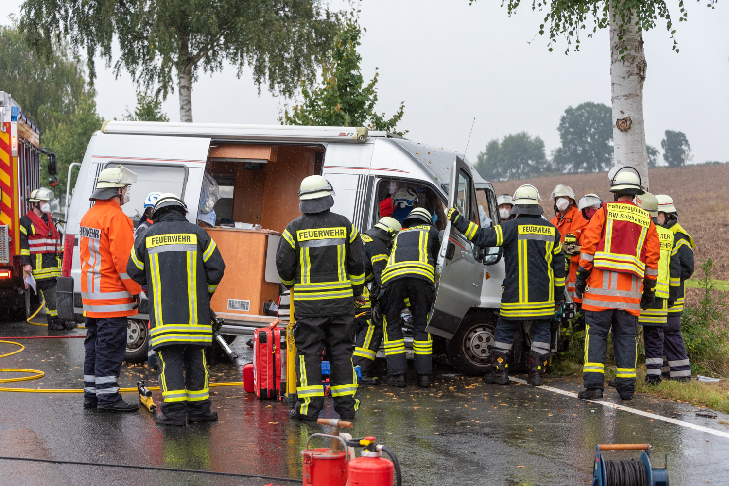 Einsatzkräfte am Wohnmobil. Die Fahrerin war in dem Camper eingeklemmt.