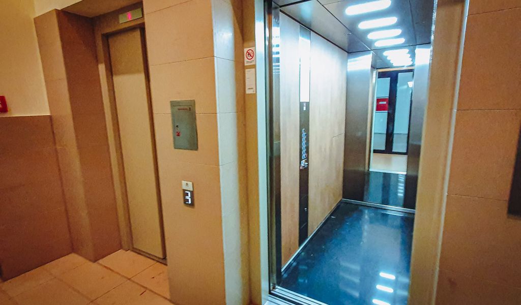In diesem Fahrstuhl war die 32-Jährige mehrere Minuten gefangen.