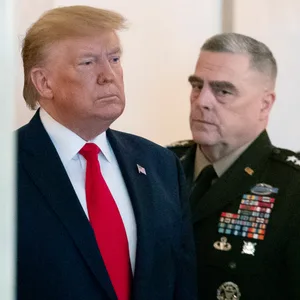 Der ehemalige US-Präsident Donald Trump (l) mit Generalstabschef Mark Milley (m) und David L. Goldfein, Stabschef der Air Force (r) im Januar 2020.