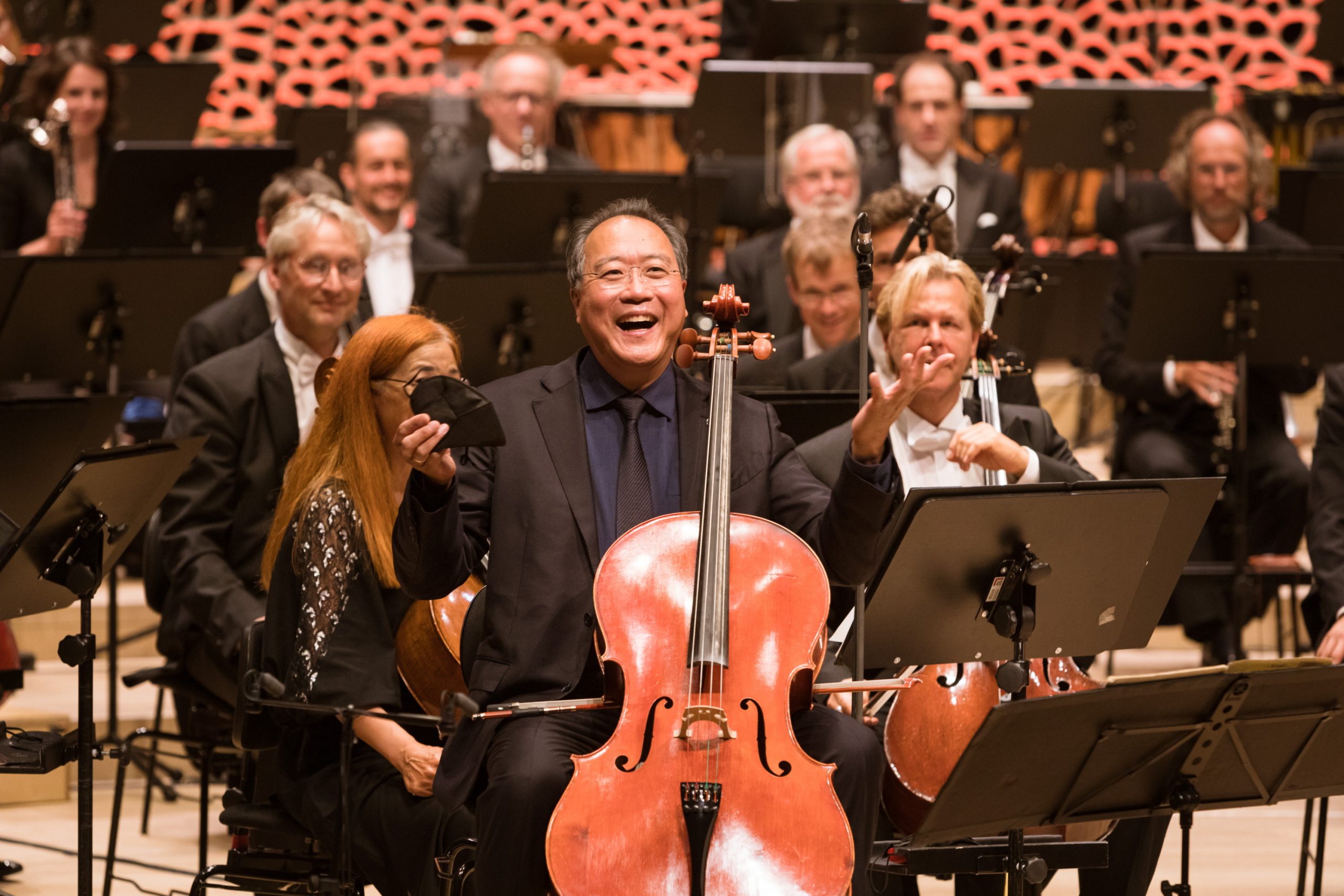 Klassik-Superstar Yo-Yo Ma wird bei der Saisoneröffnung der Elbphilharmonie gefeiert.