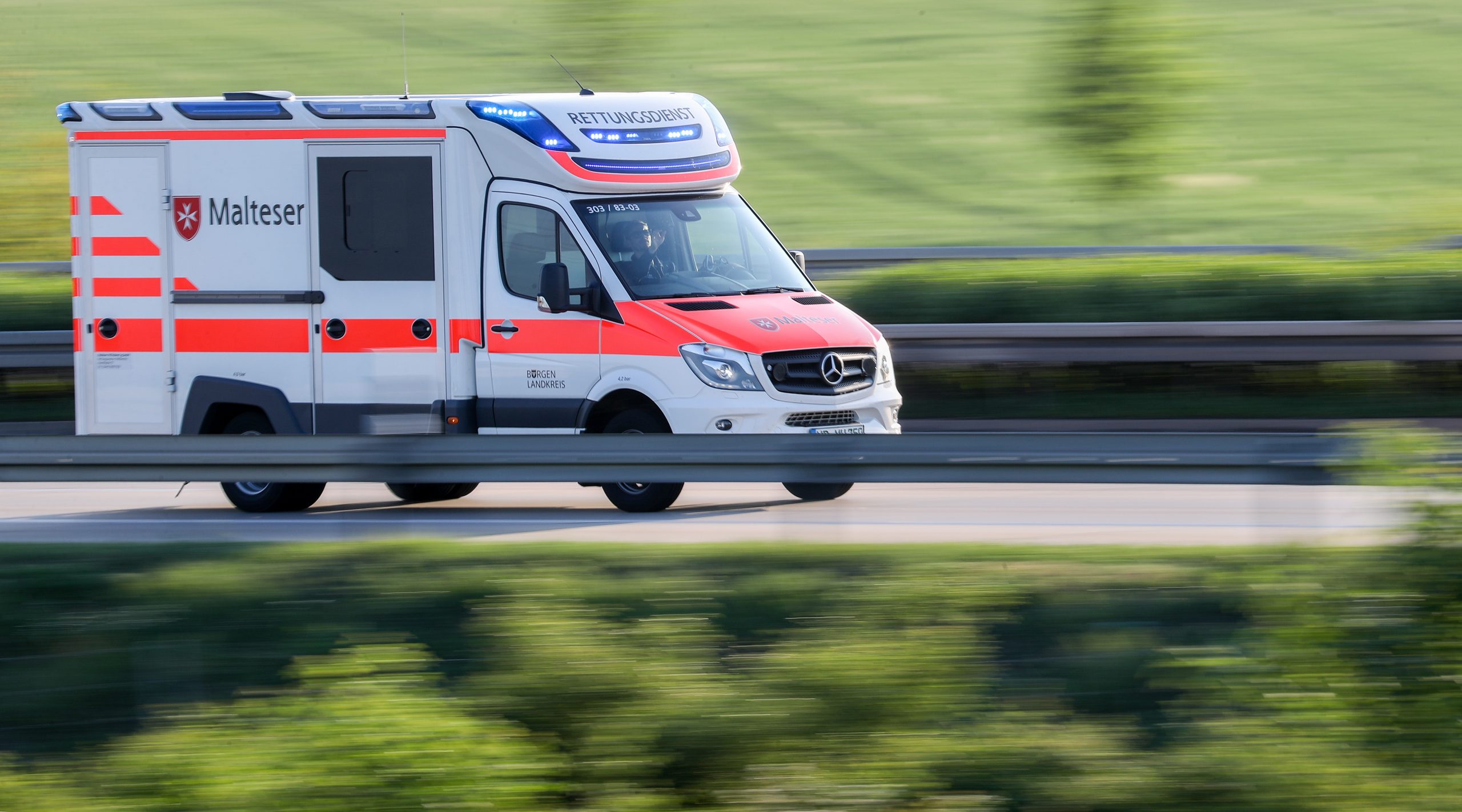 Ein Krankenwagen im Einsatz (Symbolbild).