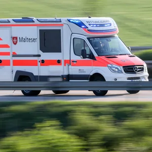 Ein Krankenwagen im Einsatz (Symbolbild).