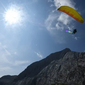 Ein Paraglider am Himmel