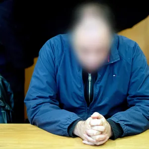 Der ehemaliger Geschäftsführer des Arbeiter-Samariter-Bundes (ASB) in Hannover sitzt 2019 in einem Gerichtssaal im Landgericht Hildesheim. (Archivfoto)