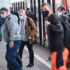 Menschen steigen aus einer S-Bahn (Symbolbild)
