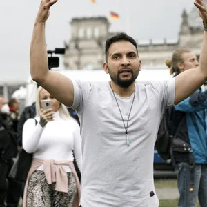 Attila Hildmann, Autor veganer Kochbücher, nimmt an einer Demonstration vor dem Reichstag teil.