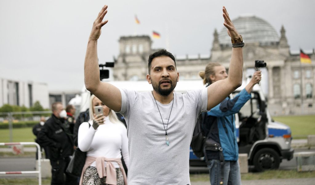 Attila Hildmann, Autor veganer Kochbücher, nimmt an einer Demonstration vor dem Reichstag teil.