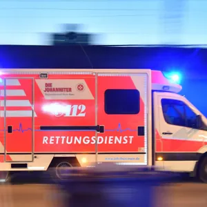 Rettungswagen rast auf der Autobahn