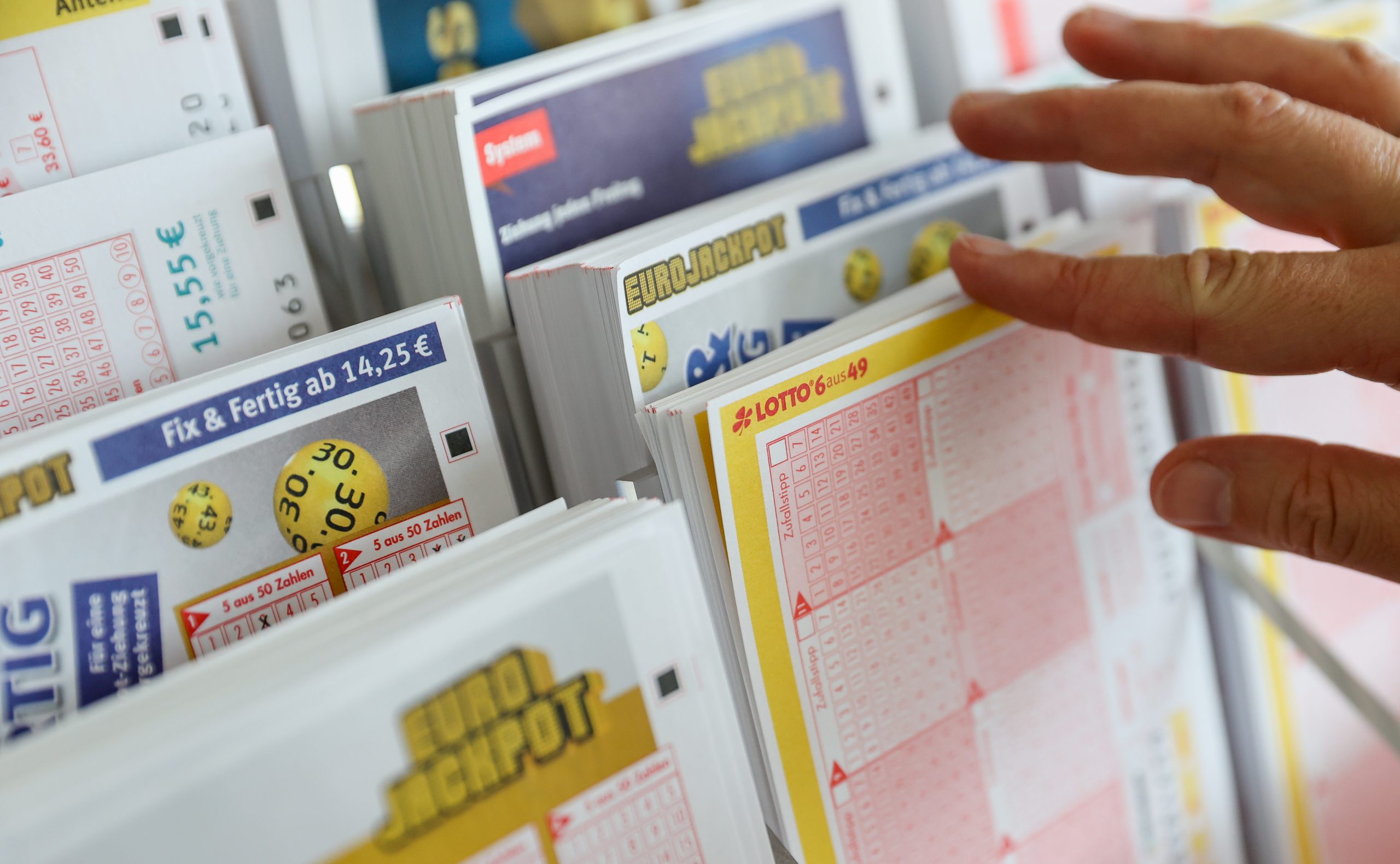 Lottoscheine (Symbolbild). In Italien wird heftig über einen mutmaßlichen Lottoschein-Klau gestritten.