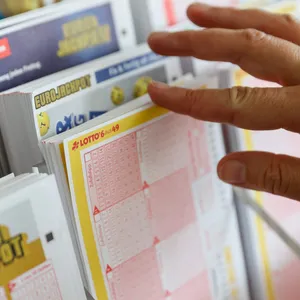 Lottoscheine (Symbolbild). In Italien wird heftig über einen mutmaßlichen Lottoschein-Klau gestritten.