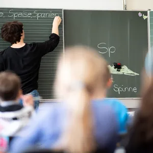 In Kitas und Schulen könnte bald der Impfstatus abgefragt werden.