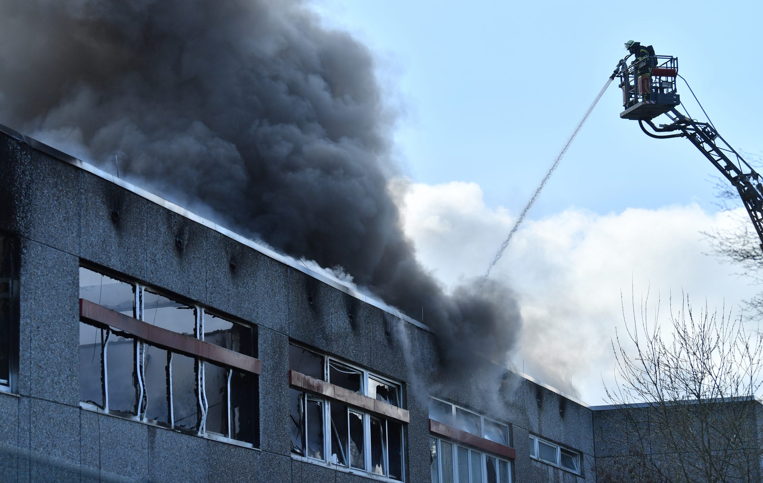 Einsatzkräfte der Feuerwehr löschen im März einen Brand in der Marion-Dönhoff-Schule.
