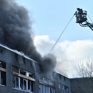 Einsatzkräfte der Feuerwehr löschen im März einen Brand in der Marion-Dönhoff-Schule.