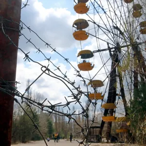 Ein Riesenrad steht in einem stillgelegten Vergnügungspark in der Geisterstadt Prypiat in der Nordukraine. Die heute verlassene Stadt wurde 1970 im Zusammenhang mit dem Kernkraftwerk Tschernobyl gegründet und nach dem Reaktorunglück geräumt.