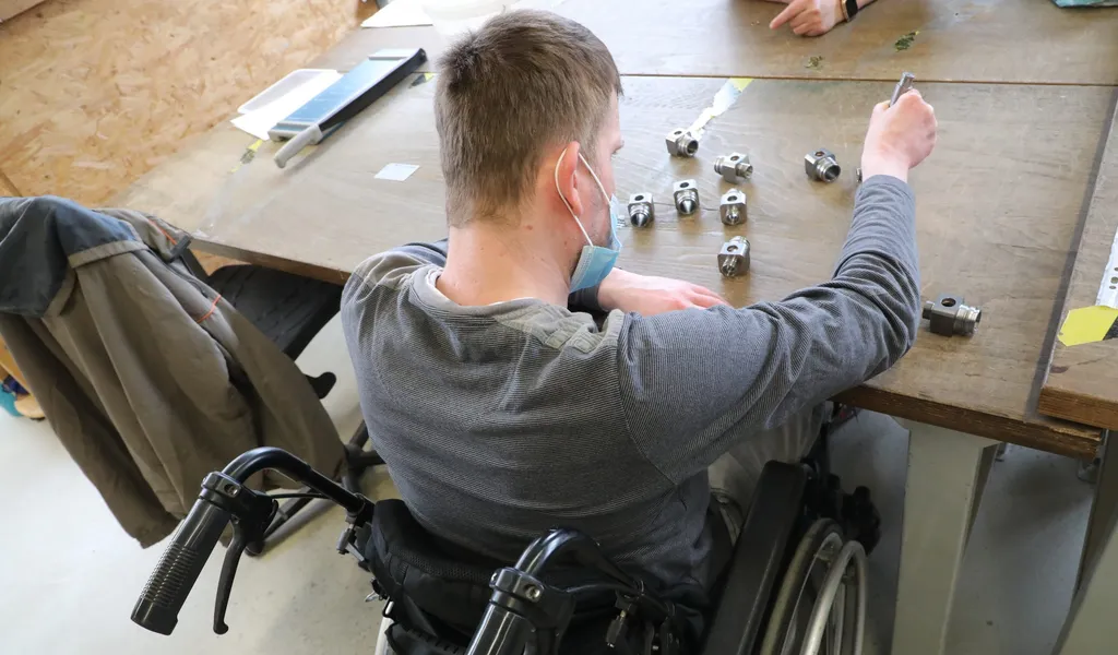 Ein Beschäftigter in einer Werkstatt für Menschen mit Behinderung