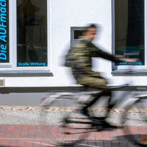 Am frühen Samstagmorgen überfiel ein Radfahrer einen weiteren Radler mit einem fiesen Trick. (Symbolbild)