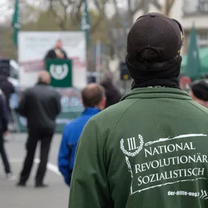 Ein Teilnehmer einer Kundgebung der rechtsextremen Partei „Der III. Weg“.