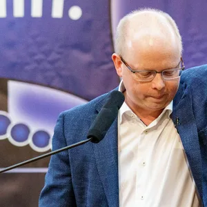 Stefan Seidler, Bewerber für Listenplatz 1 des Südschleswigschen Wählerverbands (SSW), feiert während eines außerordentlichen Landesparteitags zur Spitzenkandidatur für die Bundestagswahl in der A. P. Moeller-Schule seine Wahl.