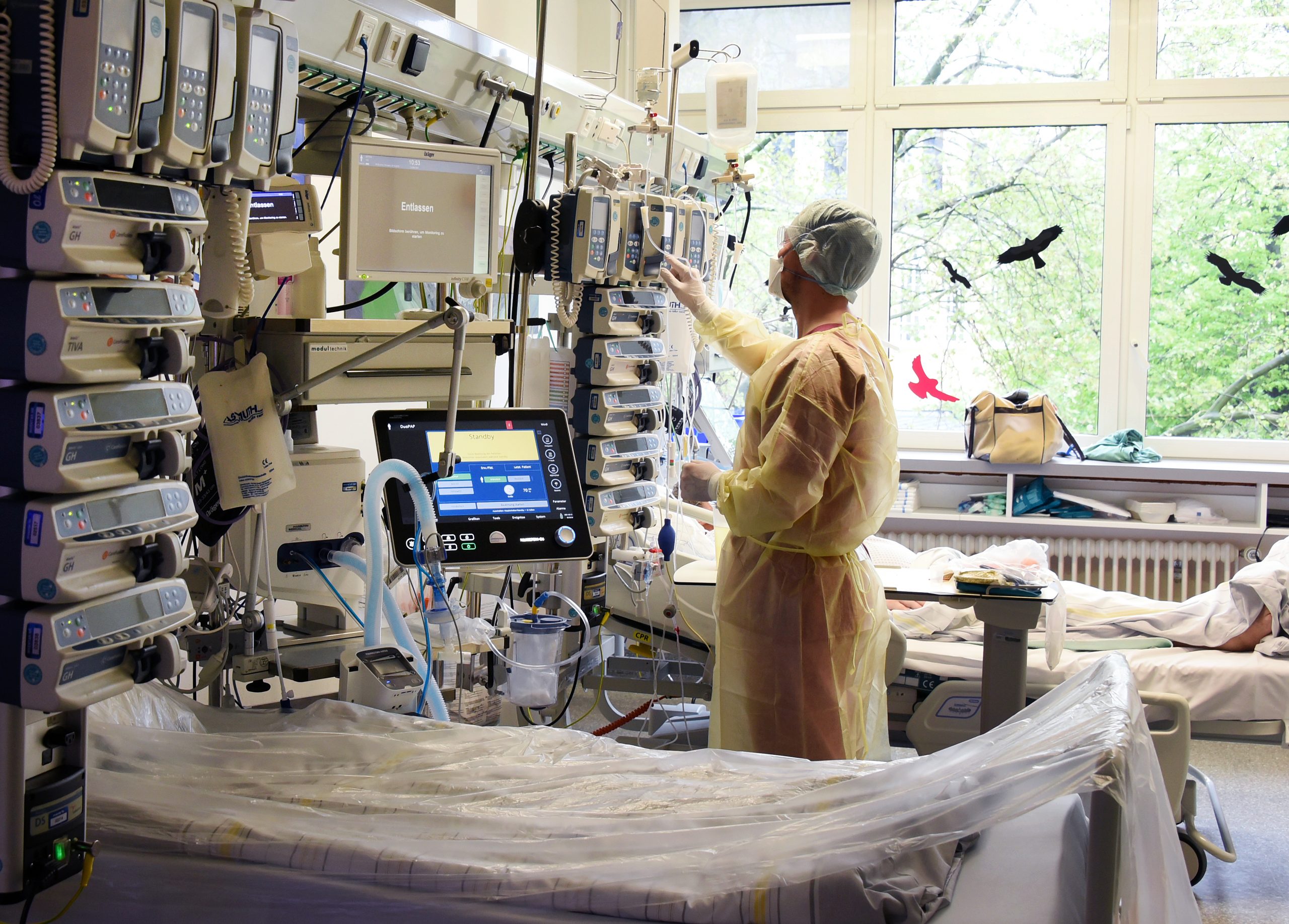 Ein Pfleger überprüft die Geräte auf einer Intensivstation.