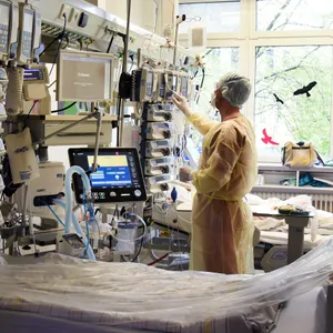 Ein Pfleger überprüft die Geräte auf einer Intensivstation.