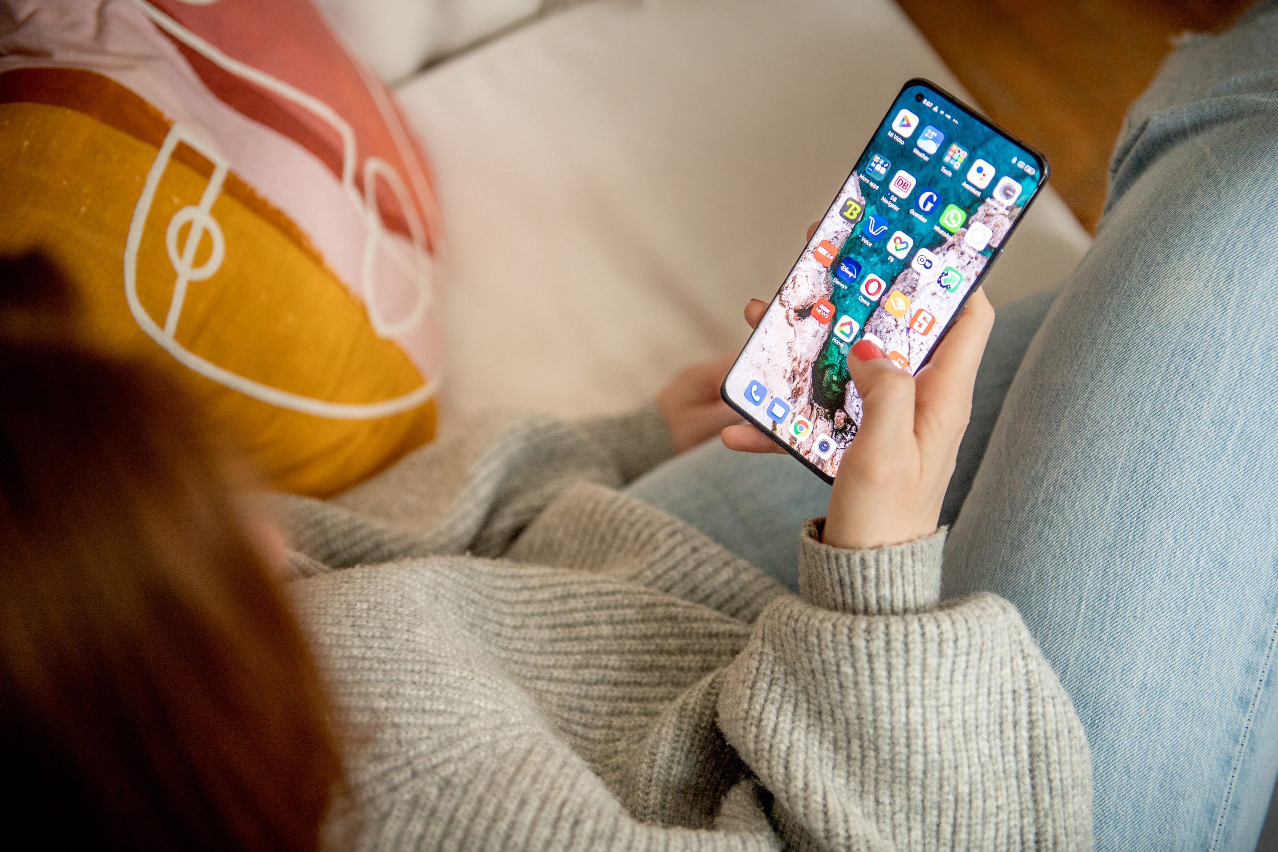 Frau mit Smartphone