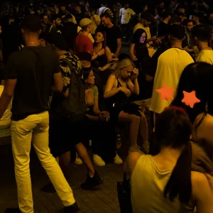 Feiernde in einem Park (Symbolbild)