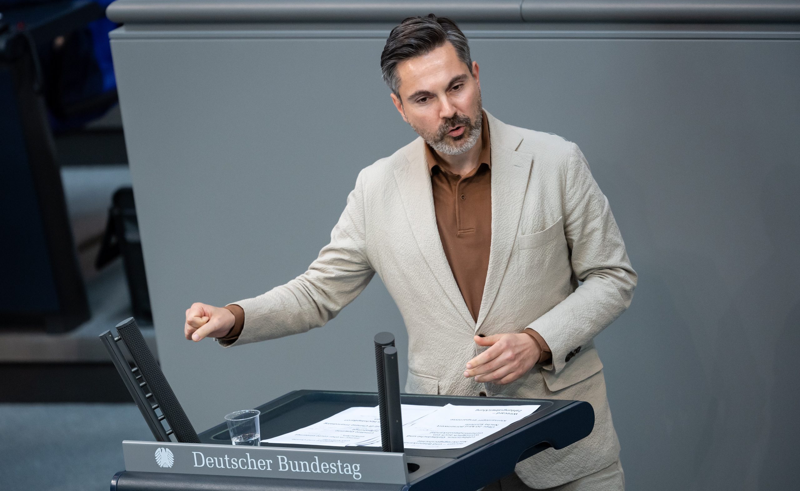 Fabio De Masi (Die Linke) spricht bei der Debatte über den Schlussbericht des Wirecard-Untersuchungsausschusses in der Plenarsitzung im Deutschen Bundestag.