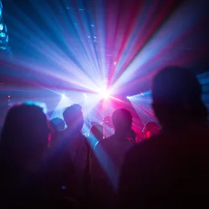 Menschen tanzen im Club
