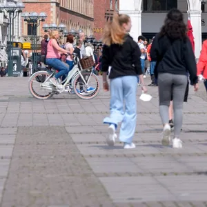 Passanten auf dem Rathausmarkt nahe den Alsterarkaden vor dem Passagenviertel und Fernsehturm.