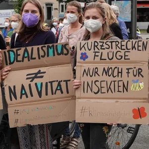 Klimaaktivistinnen halten Plakate während einer Demonstration des Bündnisses Fridays for Future hoch.