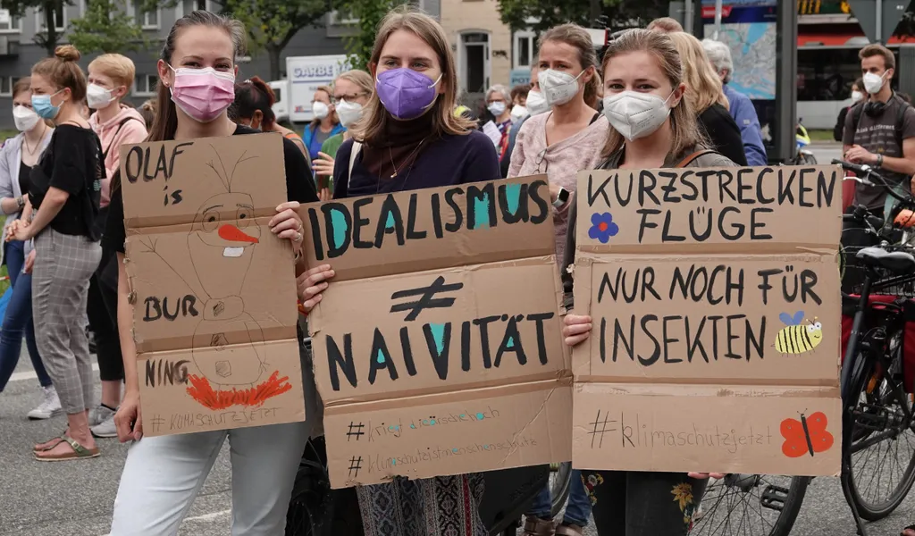 Klimaaktivistinnen halten Plakate während einer Demonstration des Bündnisses Fridays for Future hoch.