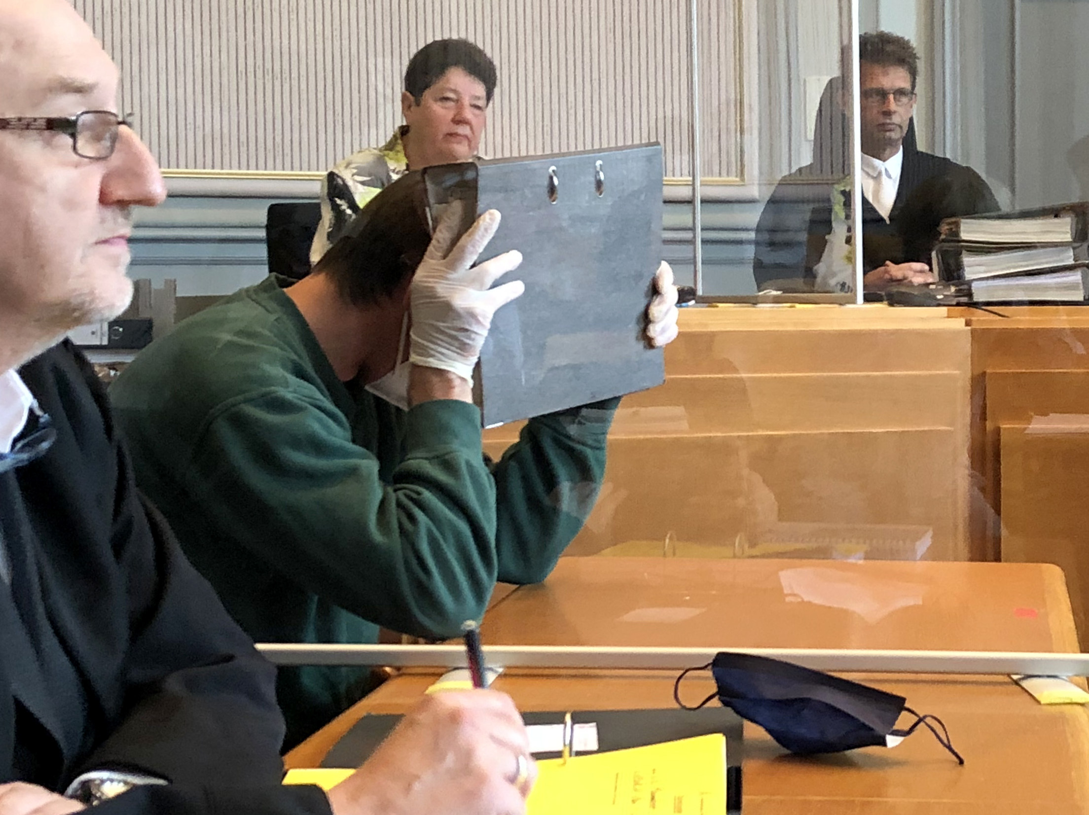 Kai Dupré (l) sitzt zum Auftakt des Prozesses um zwei Frauenmorde in Rendsburg im Kieler Landgericht neben dem Verurteilten.