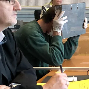 Kai Dupré (l) sitzt zum Auftakt des Prozesses um zwei Frauenmorde in Rendsburg im Kieler Landgericht neben dem Verurteilten.