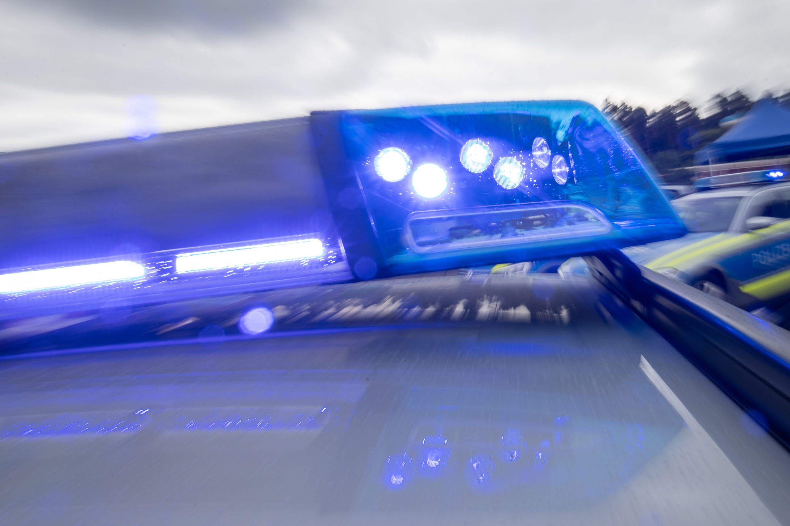 Blaulicht auf Streifenwagen. Wegen Scheinwaffen kam es zu einem Polizeieinsatz in Bremen.