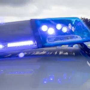 Blaulicht auf Streifenwagen. Wegen Scheinwaffen kam es zu einem Polizeieinsatz in Bremen.