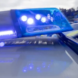 Blaulicht auf Streifenwagen. (Symbolbild)