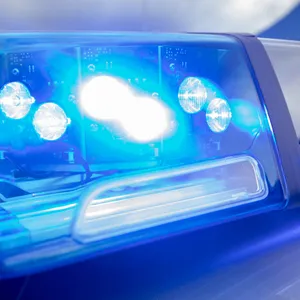 Blaulicht auf Streifenwagen.