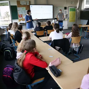 Schüler warten im Unterricht auf des Ergebnis ihres PCR-Tests (Symbolbild).