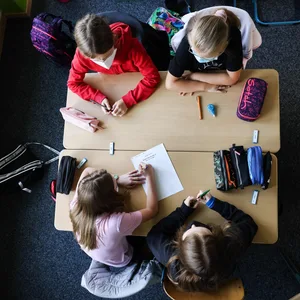 Schüler:innen beim Lernen in einer Hamburger Schule (Symbolbild).