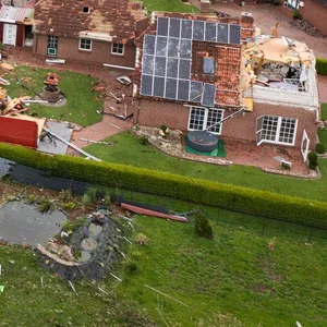 Mehr als 50 Häuser zerstörte der Tornado in Großheide (Kreis Aurich).